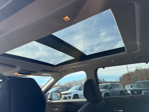 Used 2023 Nissan Rogue SL w/ SL Premium Package image 15