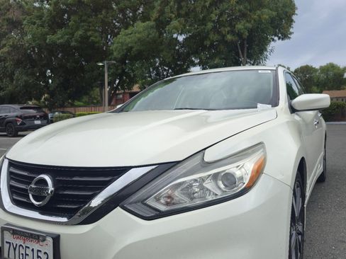 Used 2017 Nissan Altima 2.5 SR FWD image 3