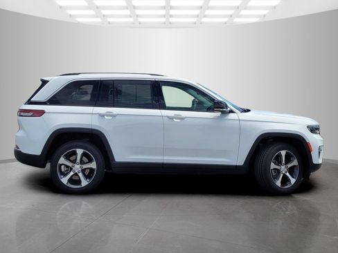 Used 2023 Jeep Grand Cherokee 4WD 4xe image 5