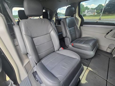 Used 2011 Volkswagen Routan SEL image 30