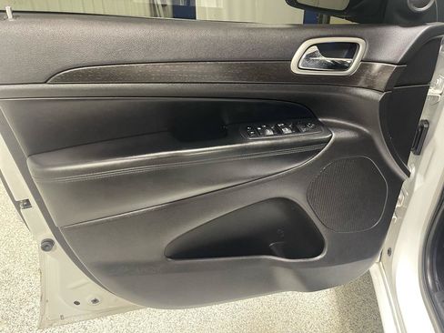Used 2017 Jeep Grand Cherokee Altitude AWD/4WD image 13