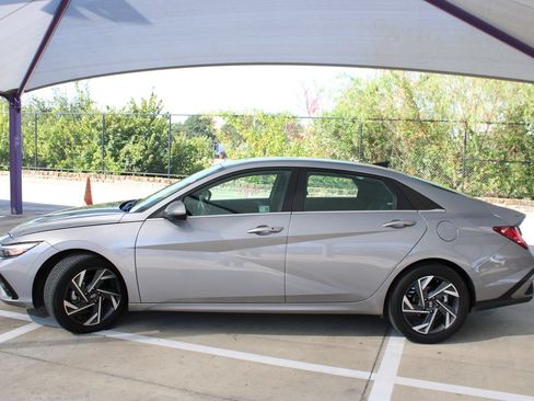 Used 2025 Hyundai Elantra SEL FWD image 2