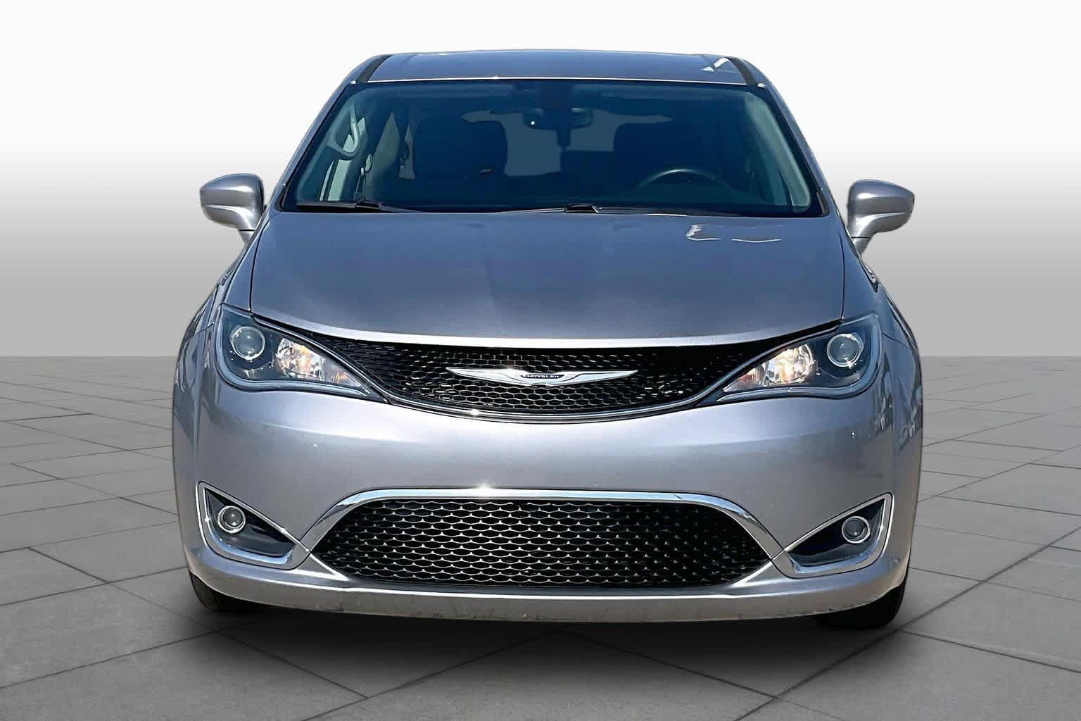 Used 2019 Chrysler Pacifica Touring Plus w/ Tire & Wheel Group FWD image 4