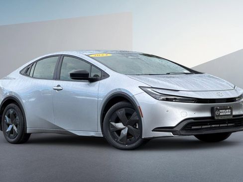 Used 2024 Toyota Prius LE image 2