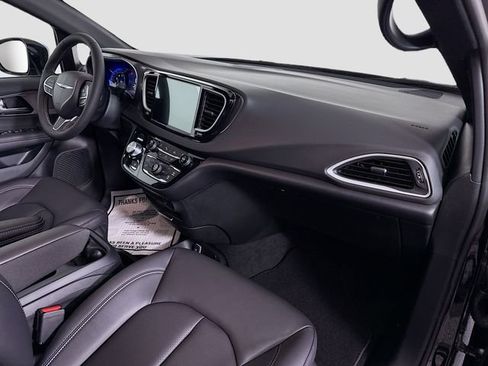 New 2026 Chrysler Voyager LX image 29