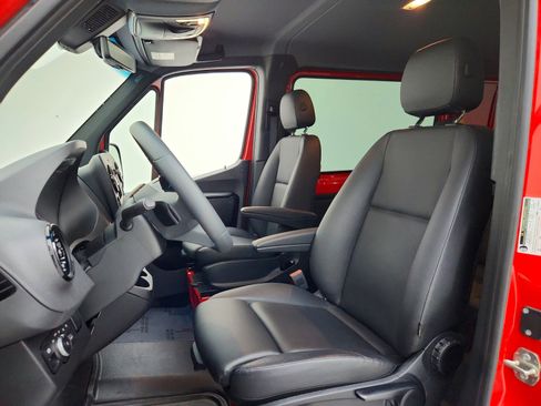 Used 2025 Mercedes-Benz Sprinter 2500 image 17