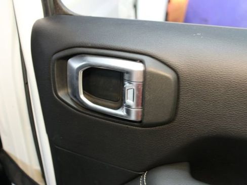 Used 2019 Jeep Wrangler Unlimited Sahara w/ Uconnect 4C Nav & Sound Group AWD/4WD image 12