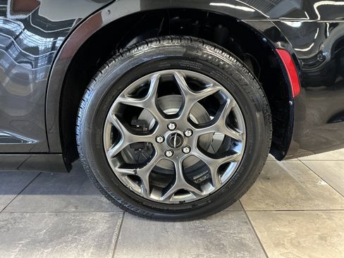 Used 2018 Chrysler 300 Touring w/ Sport Appearance Package image 7