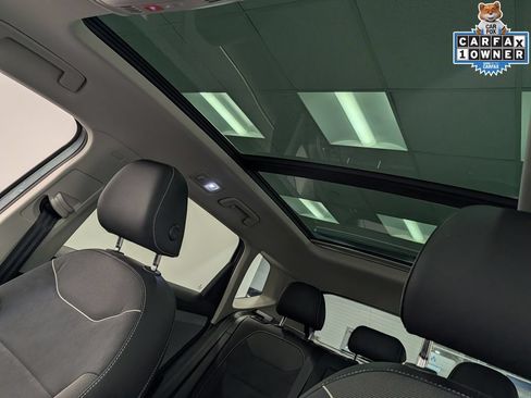 Used 2024 Volkswagen Taos SE w/ Panoramic Sunroof Package FWD image 25