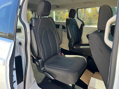 Used 2022 Chrysler Voyager LX image 34
