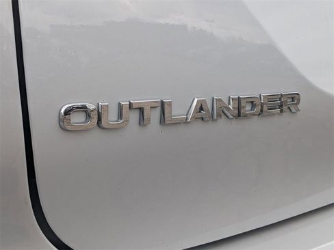 Used 2024 Mitsubishi Outlander SE image 10