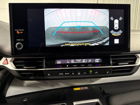 Used 2025 Toyota Sienna XLE FWD image 32