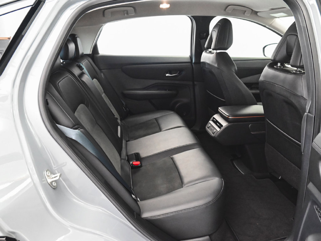 Used 2024 Nissan Ariya AWD image 30