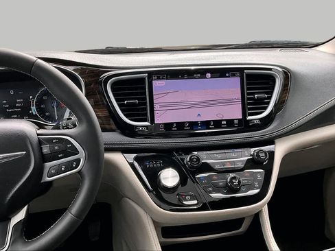 Used 2023 Chrysler Pacifica Limited FWD image 7