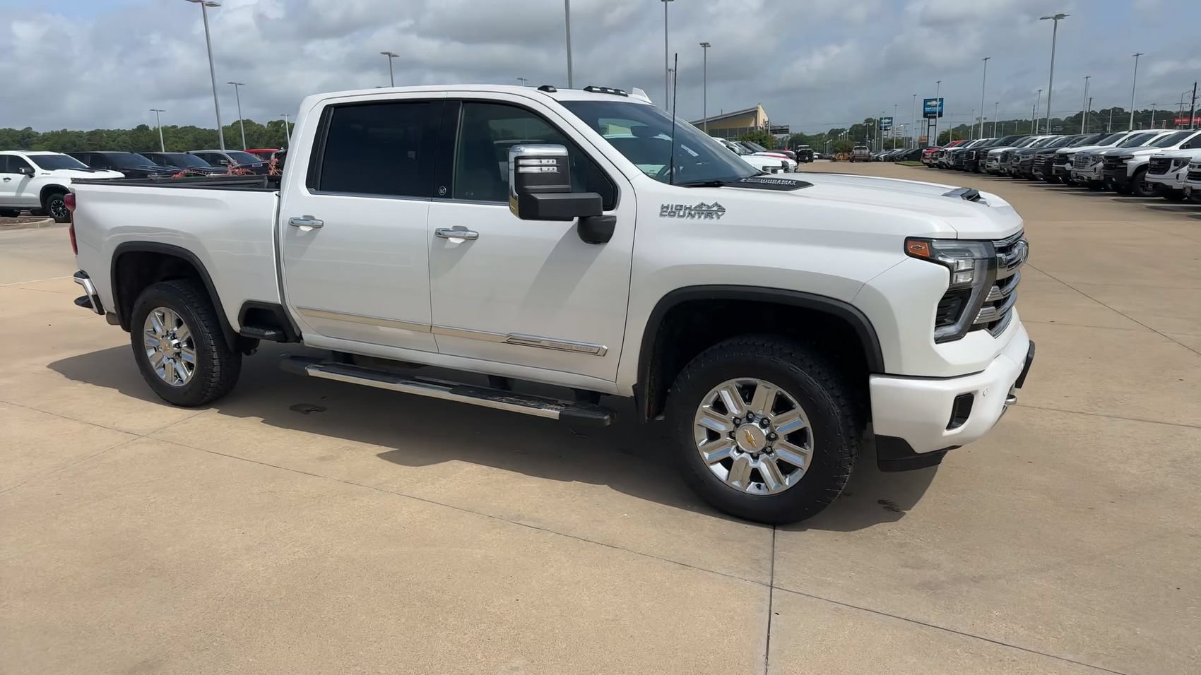 Used 2024 Chevrolet Silverado 2500 High Country w/ Technology Package AWD/4WD image 9