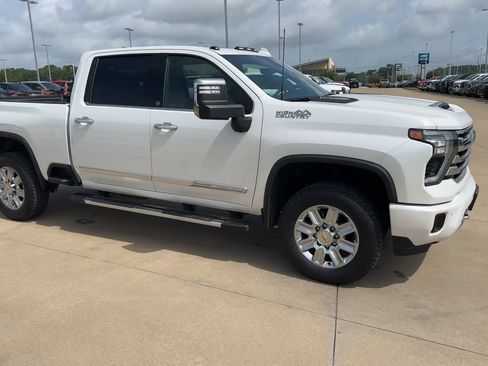 Used 2024 Chevrolet Silverado 2500 High Country w/ Technology Package AWD/4WD image 9