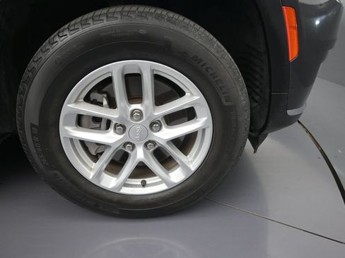 Used 2024 Jeep Grand Cherokee L Laredo RWD image 9