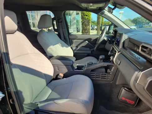 Certified 2025 Toyota Tacoma SR5 AWD/4WD image 35