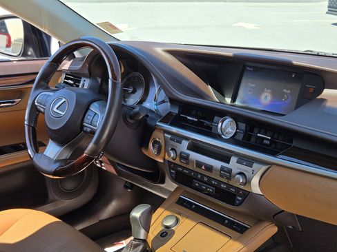 Used 2017 Lexus ES 350 w/ Premium Package FWD image 29