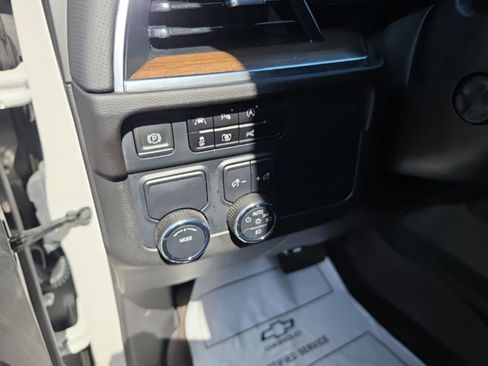 Used 2025 Chevrolet Suburban High Country image 16