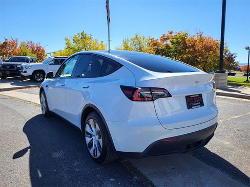 Used 2021 Tesla Model Y Long Range image 7