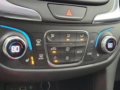 Used 2021 Chevrolet Equinox LT w/ Driver Convenience Package image 28