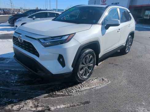 Used 2022 Toyota RAV4 XLE Premium image 4