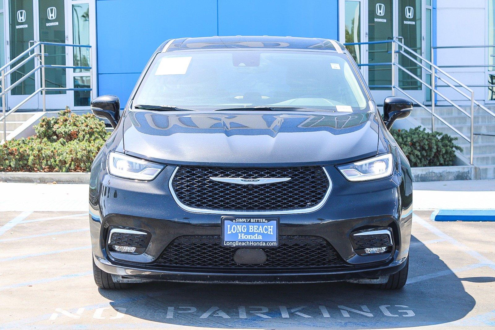 Used 2024 Chrysler Pacifica Limited FWD image 2