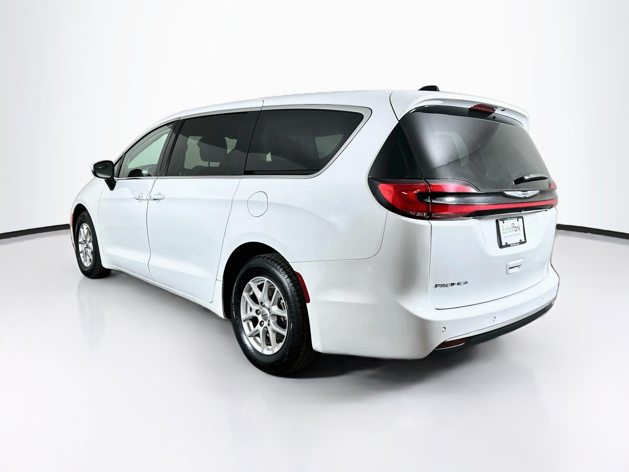 Used 2023 Chrysler Pacifica Touring-L FWD image 5