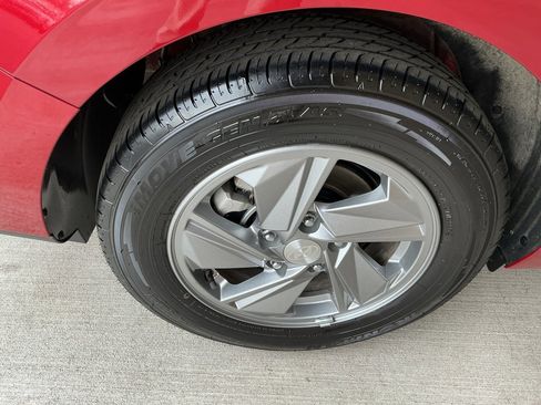 Certified 2025 Hyundai Elantra SE image 5