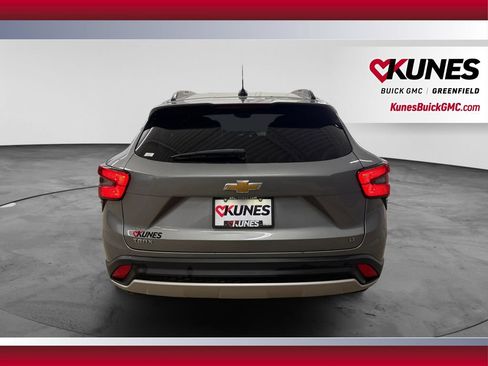 Used 2025 Chevrolet Trax LT w/ LT Convenience Package FWD image 12