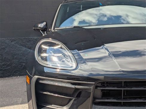 Used 2025 Porsche Macan image 12