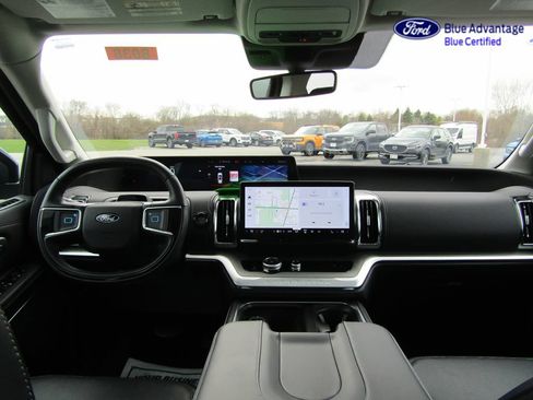 Certified 2025 Ford Expedition Platinum AWD/4WD image 4