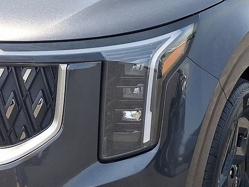 Certified 2025 Kia Carnival FWD image 9