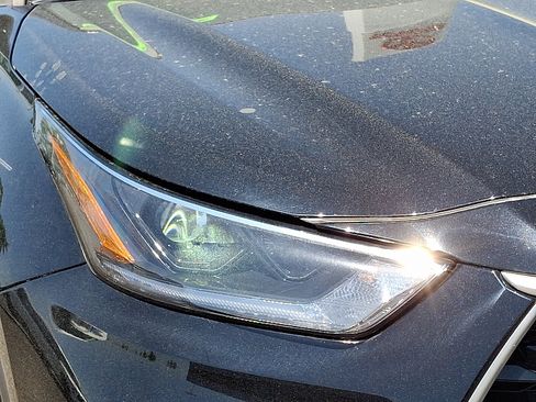 Used 2021 Toyota Highlander XLE AWD/4WD image 10