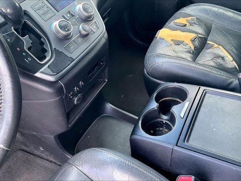 Used 2016 Toyota Sienna SE FWD image 16