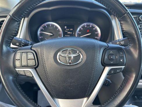 Used 2017 Toyota Highlander XLE image 12