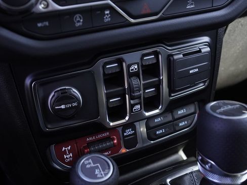 New 2026 Jeep Gladiator Mojave w/ Steel Bumper Group AWD/4WD image 18