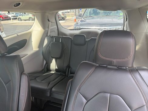 Used 2018 Chrysler Pacifica Touring-L image 9