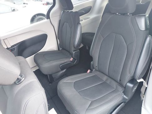 Used 2023 Chrysler Voyager LX image 27