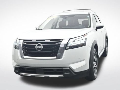 Used 2025 Nissan Pathfinder Platinum FWD image 2