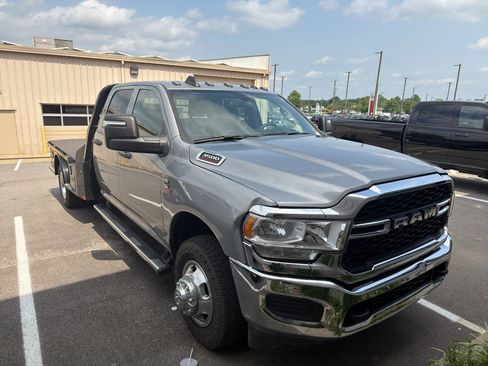 Used 2023 RAM 3500 Tradesman w/ Chrome Appearance Group AWD/4WD image 4