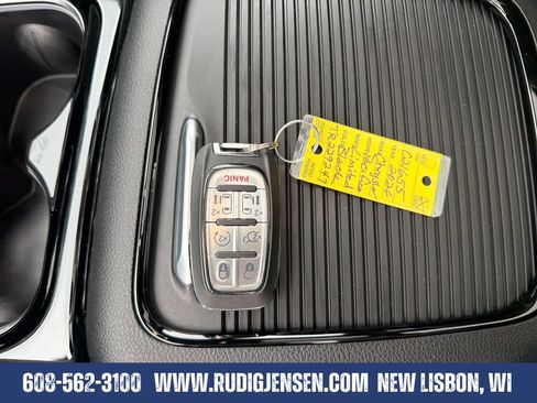 Used 2026 Chrysler Pacifica Limited FWD image 32
