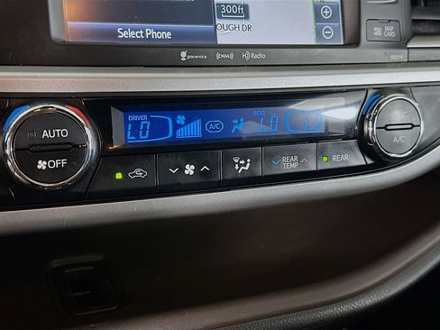 Used 2017 Toyota Highlander XLE FWD image 24