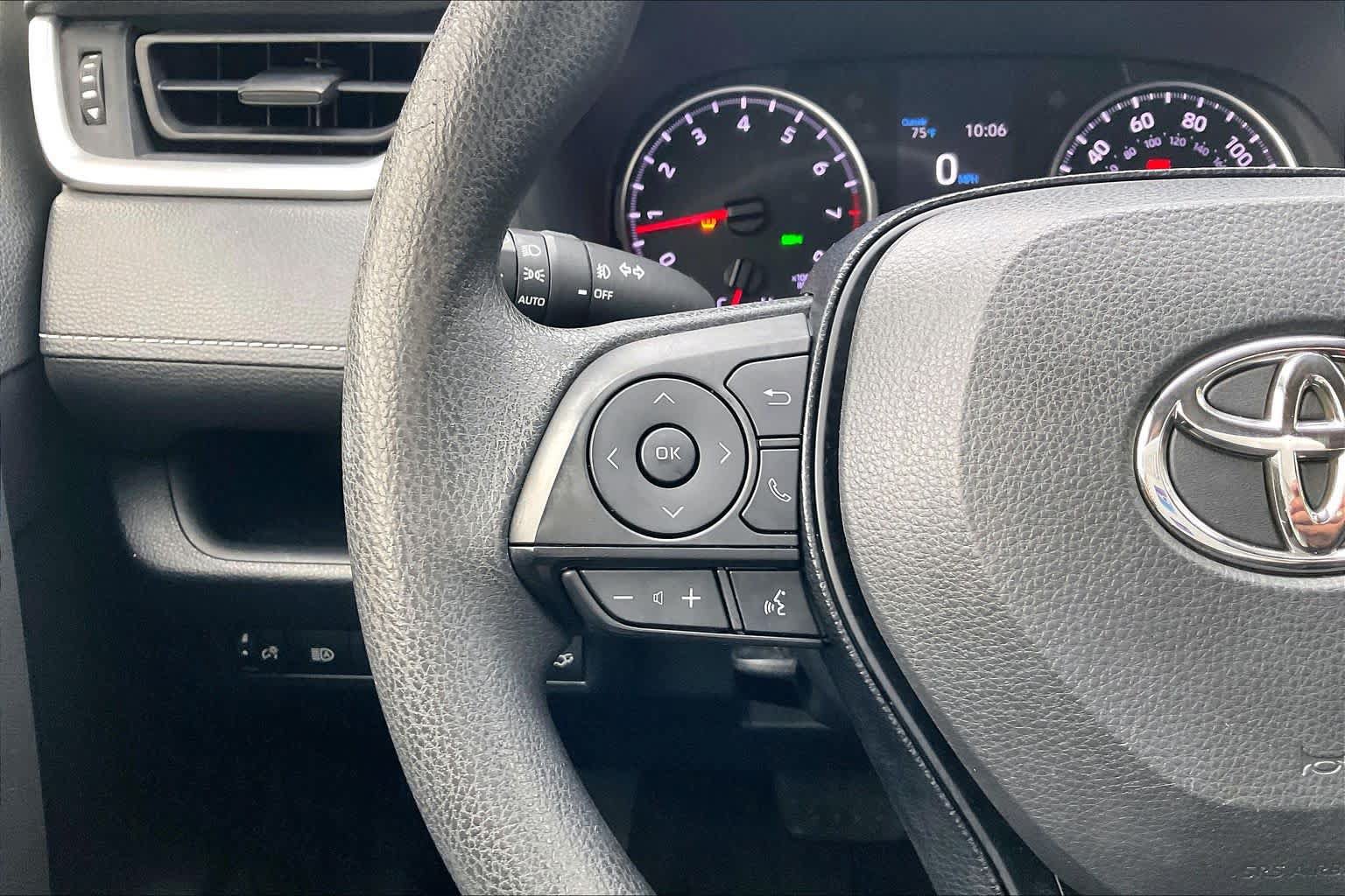 Used 2020 Toyota RAV4 XLE w/ Convenience Package FWD image 23