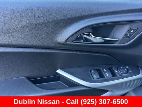 Used 2025 Chevrolet Trax RS FWD image 12