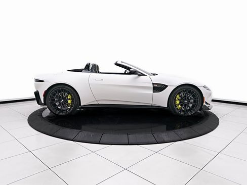 Used 2023 Aston Martin V8 Vantage Roadster image 19
