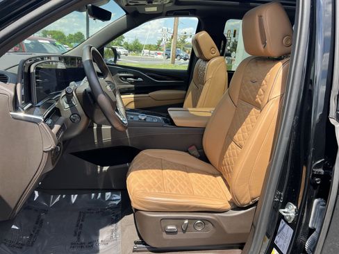 Used 2024 Cadillac Escalade Premium Luxury w/ Performance Package AWD/4WD image 13