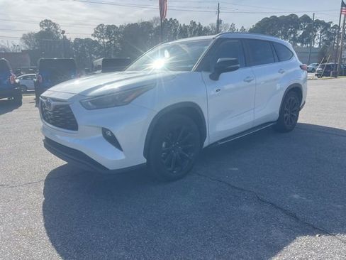 Used 2023 Toyota Highlander XLE image 3