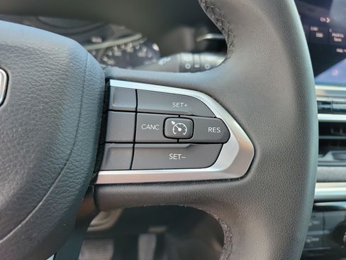 Used 2024 Jeep Compass Latitude AWD/4WD image 17